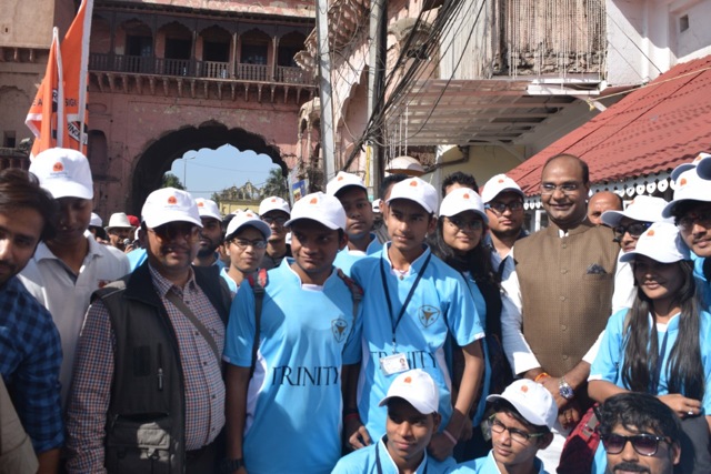 Minister of state for gas relief & rehabilitation Vishwas Sarang also joined the walk. (HT photo) Minister of state for gas relief & rehabilitation Vishwas Sarang also joined the walk. (HT photo)