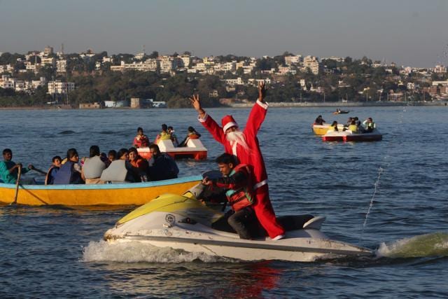 Dressed as Santa Claus, employees of Boat Club greet visitors at Upper Lake in Bhopal. (Chandresh Mathur/HT photo) Dressed as Santa Claus, employees of Boat Club greet visitors at Upper Lake in Bhopal. (Chandresh Mathur/HT photo)