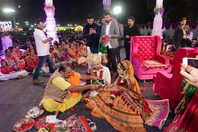 Mitul Savani (C), son of Mahesh Savani, organiser and director of PP Savani Group, weds Janki in the presence of a Hindu Brahmin (L) at the mass wedding. (AFP) Mitul Savani (C), son of Mahesh Savani, organiser and director of PP Savani Group, weds Janki in the presence of a Hindu Brahmin (L) at the mass wedding. (AFP)