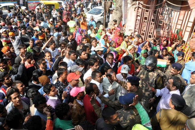 Sanitation workers block main entrance to IMC headquarters in Indore on Monday. (Arun Mondhe/HT photo) Sanitation workers block main entrance to IMC headquarters in Indore on Monday. (Arun Mondhe/HT photo)