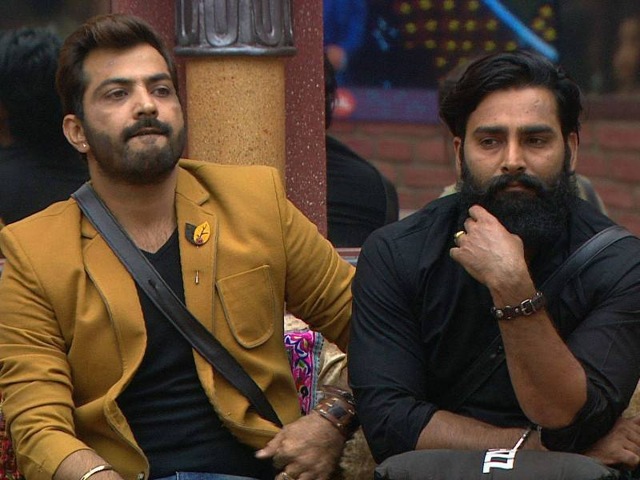 Manveer and Manu make fun of Swamiji and also add that he is innocent. (Colors)