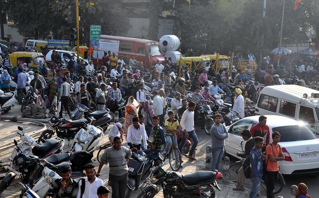 Traffic went haywire during ABVP rally at Bhanwarkua Square in Indore. (Arun Mondhe/HT photo) Traffic went haywire during ABVP rally at Bhanwarkua Square in Indore. (Arun Mondhe/HT photo)