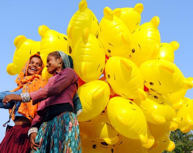 A Banjara family sells plastic toys in Ranchi. The Banjaras are part of India’s numerous nomadic communities like the Dom, Gujjar, Sansi, Chauhan and Sikligar who are often marginalised. (HT Photo)