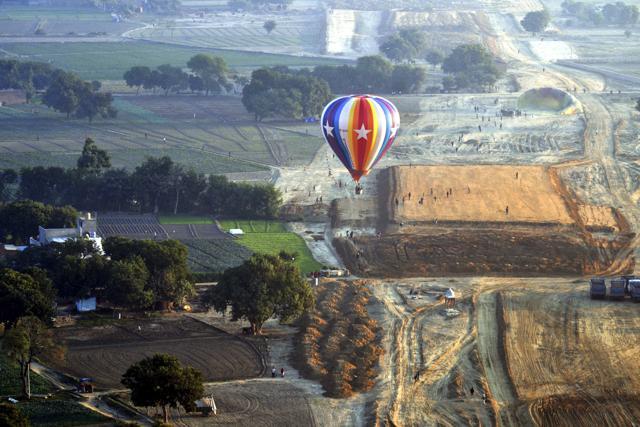 A bird's eye view of the Taj Balloon Festival in Agra. The city hosts the three-day festival to add to its tourism attraction. (Pawan Sharma/ HT Photo) A bird's eye view of the Taj Balloon Festival in Agra. The city hosts the three-day festival to add to its tourism attraction. (Pawan Sharma/ HT Photo)