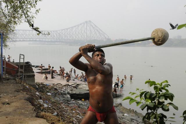 Wrestler Rajesh Paul trains besides Kolkata’s iconic Howrah Bridge. Paul, a member of the Kapil Deo Ashram, practises a form of mud wrestling called kushti and his sport is believed to be 3000 year old. (Samir Jana/ HT Photo) Wrestler Rajesh Paul trains besides Kolkata’s iconic Howrah Bridge. Paul, a member of the Kapil Deo Ashram, practises a form of mud wrestling called kushti and his sport is believed to be 3000 year old. (Samir Jana/ HT Photo)