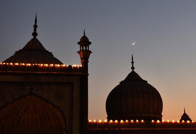 Devotees break their fast on the first day of Ramzan at Jama Masjid in Old Delhi, where the city flocks to for the best Mughlai food. (Vipin Kumar/ HT Photo) Devotees break their fast on the first day of Ramzan at Jama Masjid in Old Delhi, where the city flocks to for the best Mughlai food. (Vipin Kumar/ HT Photo)