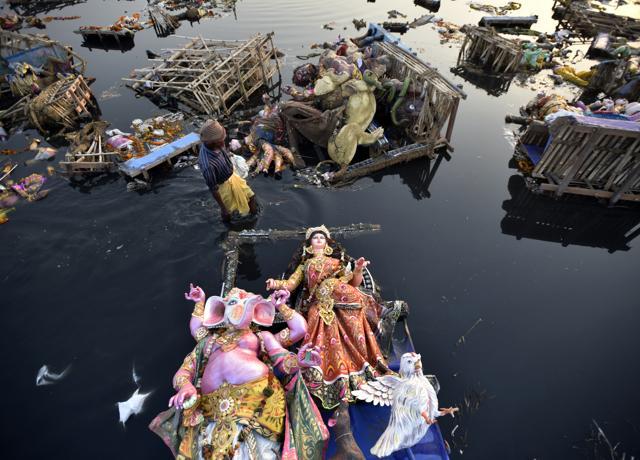Thousands of crores of rupees have been spent to clean the Yamuna, but its pollution has risen despite decades of planning. To make the river’s sorrow worse, Delhi immerses idols in the river after celebrating Durga Puja. (Ravi Choudhary/HT Photo) Thousands of crores of rupees have been spent to clean the Yamuna, but its pollution has risen despite decades of planning. To make the river’s sorrow worse, Delhi immerses idols in the river after celebrating Durga Puja. (Ravi Choudhary/HT Photo)