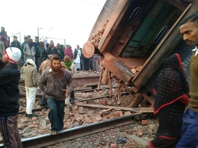 Stranded passengers and locals at the spot of accident (HT Photo) Stranded passengers and locals at the spot of accident (HT Photo)