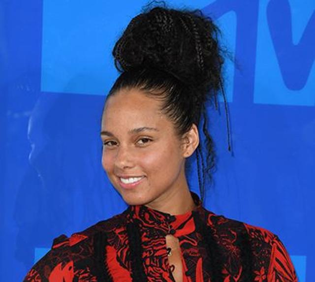 The barefaced beauty that is Alicia Keys. (Covergirl)
