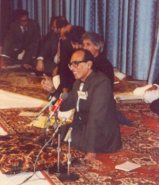 Poet Bashir Badr reciting his poems at a mushaira. (bashirbadr.com)