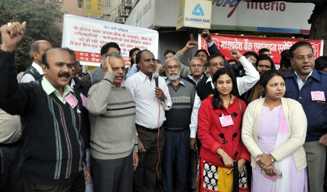Bank employees stage a demonstration at Zanjeerwala Square in Indore on Wednesday. (Arun Mondhe/HT) Bank employees stage a demonstration at Zanjeerwala Square in Indore on Wednesday. (Arun Mondhe/HT)