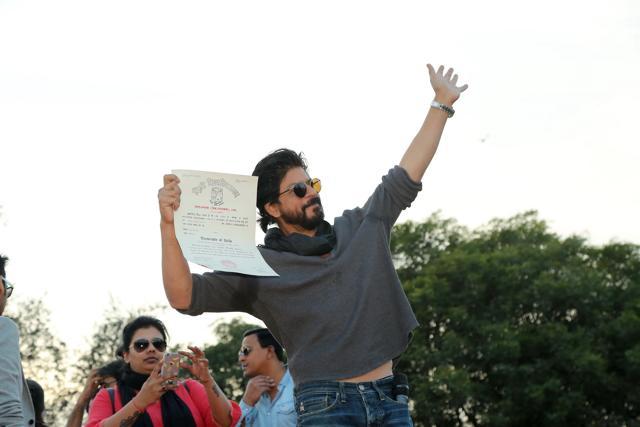 Bollywood actor Shah Rukh Khan flaunts his degree after collecting it from Hansraj College. (Raajesh Kahyap/HT Photo)