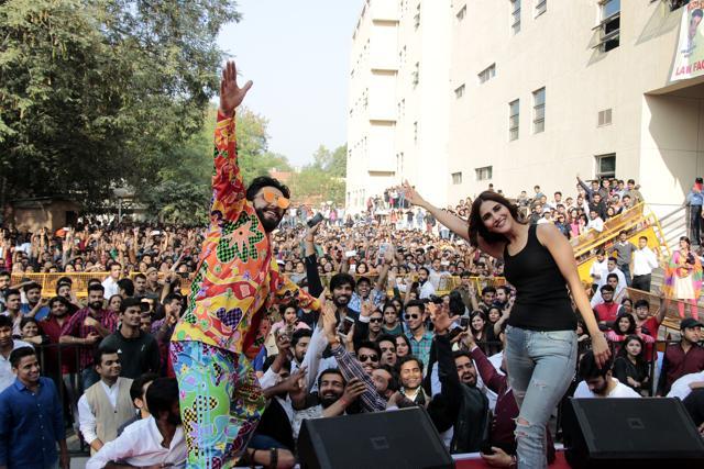 Ranveer Singh and Vani Kapoor pose for a picture with the crowd at Law Faculty. (Shivam Saxena/HT Photo)