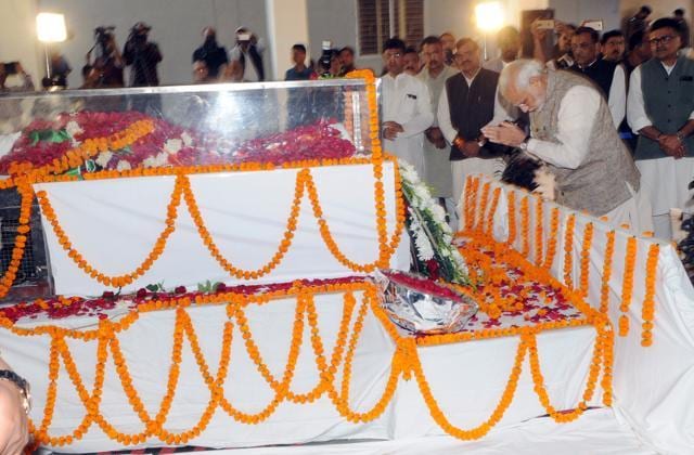 Prime Minister Narendra Modi pays his last respects to the mortal remains of the former Chief Minister of Madhya Pradesh Sunder Lal Patwa, in Bhopal on Wednesday. (Praveen Bajpai/HT photo) Prime Minister Narendra Modi pays his last respects to the mortal remains of the former Chief Minister of Madhya Pradesh Sunder Lal Patwa, in Bhopal on Wednesday. (Praveen Bajpai/HT photo)