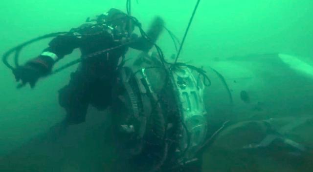 A diver looks at a piece of the crashed military plane during searches in the underwater area outside Sochi, in the Black Sea. (AFP photo) A diver looks at a piece of the crashed military plane during searches in the underwater area outside Sochi, in the Black Sea. (AFP photo)