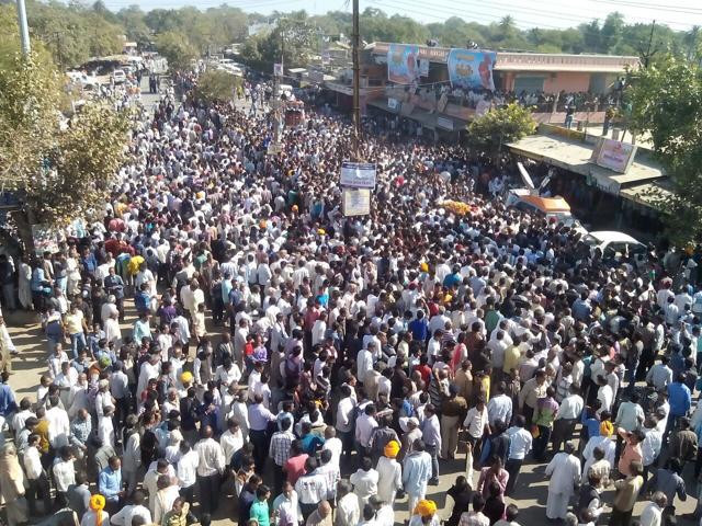 Thousands throng at Sunderlal Patwa’s funeral at Kukreshwar. (HT photo) Thousands throng at Sunderlal Patwa’s funeral at Kukreshwar. (HT photo)