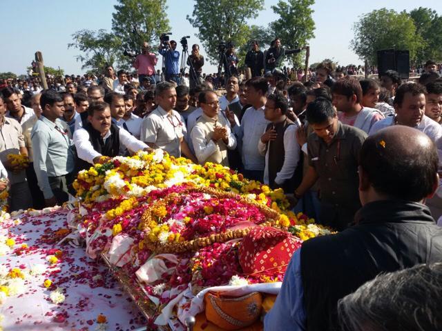 Chief minister Shivraj Singh Chouhan paying his respect to former CM at Kukreshwar. (HT photo) Chief minister Shivraj Singh Chouhan paying his respect to former CM at Kukreshwar. (HT photo)