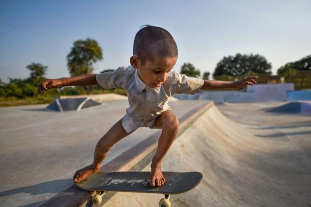 Bundelkhand’s Janwaar village has a sight to behold: girls and boys whizzing around on skateboards, practicing ‘Flips’ and ‘Nosegrinds’. A not-for-profit project in the village teaches children skateboarding free of cost. There are two rules: girls first and no skateboarding if you bunk school. (Pratik Chorge/ HT Photo) Bundelkhand’s Janwaar village has a sight to behold: girls and boys whizzing around on skateboards, practicing ‘Flips’ and ‘Nosegrinds’. A not-for-profit project in the village teaches children skateboarding free of cost. There are two rules: girls first and no skateboarding if you bunk school. (Pratik Chorge/ HT Photo)