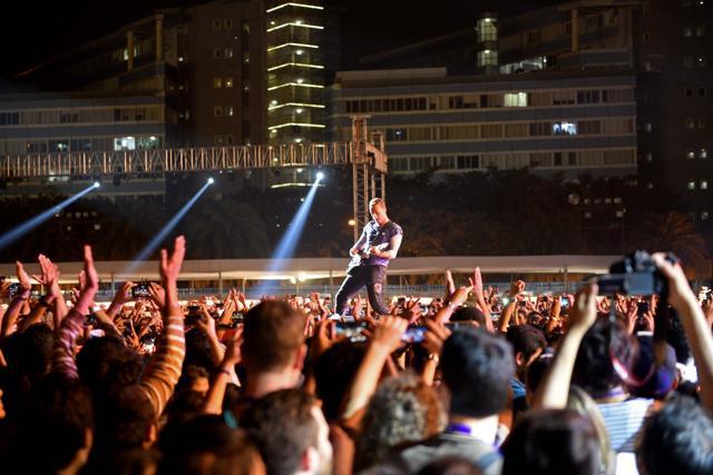 TColdplay’s concert in Mumbai was attended by nearly 80,000 fans including Bollywood celebrities such as Varun Dhawan, Alia Bhatt and Katrina Kaif. (Pratik Chorge/HT Photo)