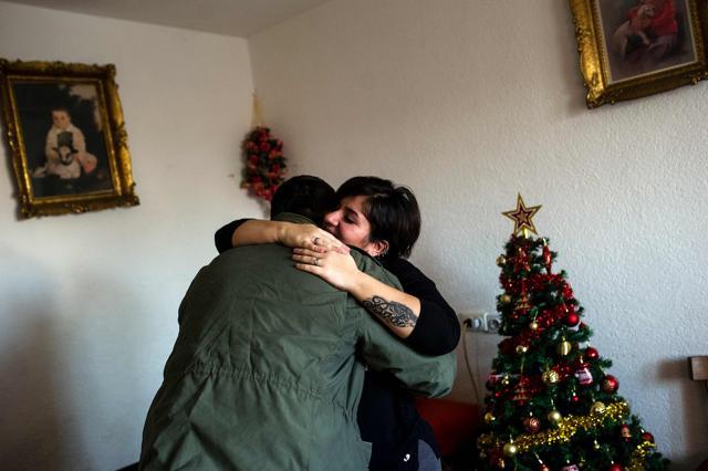 Noora Arkavazi hugs her husband Bobi Dodevski. As a sign of their commitment, the lovers have each other’s names emblazoned on their forearms in matching swirly tattoos. (AFP photo) Noora Arkavazi hugs her husband Bobi Dodevski. As a sign of their commitment, the lovers have each other’s names emblazoned on their forearms in matching swirly tattoos. (AFP photo)