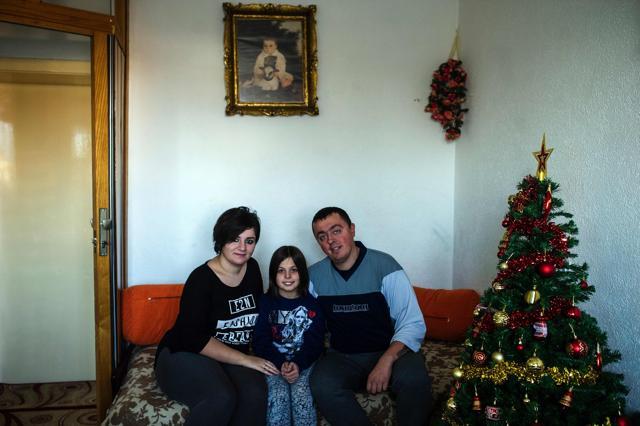 Noora Arkavazi (L) poses with her husband Bobi Dodevski (R) and her step-daughter in their home in Kumanovo. (AFP Photo)