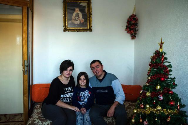 Noora Arkavazi (L) with her husband Bobi Dodevski and step-daughter in Kumanovo. (AFP photo) Noora Arkavazi (L) with her husband Bobi Dodevski and step-daughter in Kumanovo. (AFP photo)