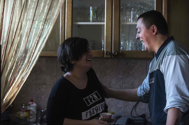 Noora Arkavazi (L) and her husband Bobi Dodevski laugh in their home in Kumanovo on December 21, 2016. (AFP Photo)