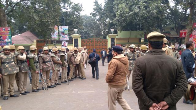 Police force have been deployed at the Samajwadi party office. (HT Photo) Police force have been deployed at the Samajwadi party office. (HT Photo)