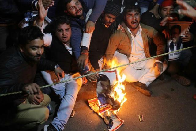 Akhilesh supporters protest his expulsion from the SP, in Lucknow on Friday night. (Haidar Naqvi/HT Photo) Akhilesh supporters protest his expulsion from the SP, in Lucknow on Friday night. (Haidar Naqvi/HT Photo)