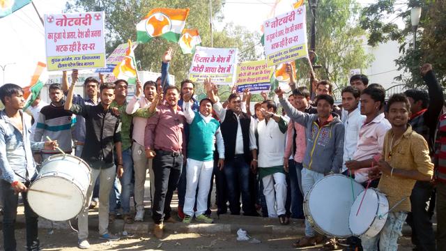 Congress workers stage protest against what they said was continued cash crunch even after 50 days, in Indore on Friday. (Arun Mondhe/HT photo) Congress workers stage protest against what they said was continued cash crunch even after 50 days, in Indore on Friday. (Arun Mondhe/HT photo)