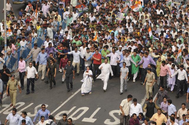 West Bengal chief minister and TMC supremo, Mamata Banerjee, leads a protest rally against demonetisation at Esplanade, Kolkata. Mamata emerged as the most vocal face against Prime Minister Modi’s move to demonetise higher currency notes. (Samir Jana/HT Photo)