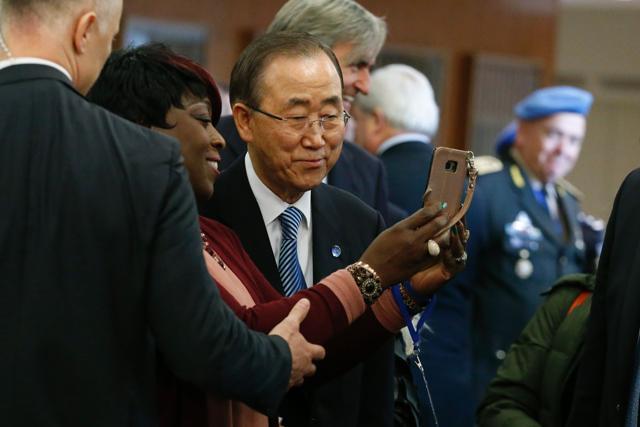 Ban Ki-moon poses for a selfie as he departs from UN headquarters on December 30, 2016. (AFP Photo)