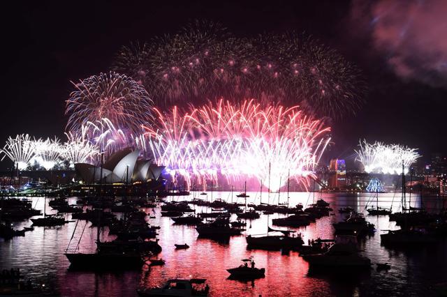 New Year fireworks illuminate the sky over the iconic Opera House and Harbour Bridge in Sydney on January 1, 2017. (AFP Photo)