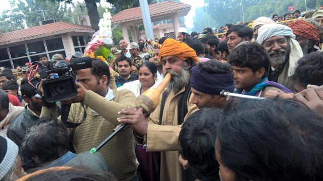 A number of snake charmers have gathered outside CM Akhilesh’s residence to show their support for him. (HT Photo) A number of snake charmers have gathered outside CM Akhilesh’s residence to show their support for him. (HT Photo)
