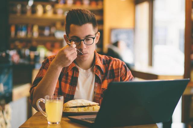 The closer you sit to a window, the fewer foods and alcoholic drinks you are likely to order. (Shutterstock) The closer you sit to a window, the fewer foods and alcoholic drinks you are likely to order. (Shutterstock)