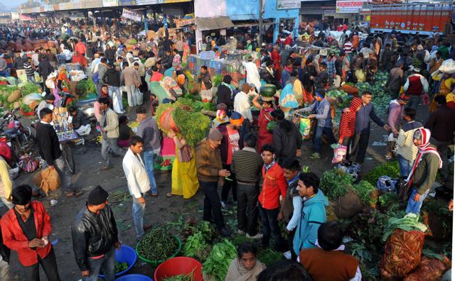 People buying vegetables at Choithram sabji mandi on Monday. (Shankar Mourya/HT photo) People buying vegetables at Choithram sabji mandi on Monday. (Shankar Mourya/HT photo)