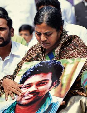 Hyderabad Central University research scholar Rohith Vemula’s mother with his photo during a protest march in New Delhi in 2016. (Hindustan Times)