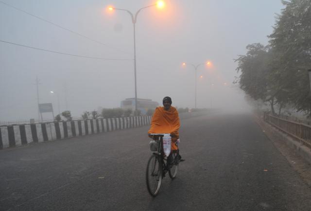 The drop in the temperature accompanied with fog was caused due to the impact by winds from north. (Shankar Mourya/HT photo) The drop in the temperature accompanied with fog was caused due to the impact by winds from north. (Shankar Mourya/HT photo)