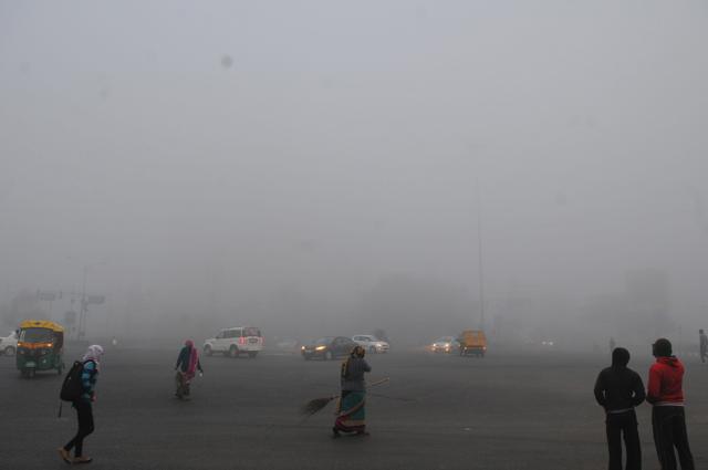 Visibility remained below 100 meters at 7 o'clock in the morning in Indore on Tuesday. (Shankar Mourya/HT photo) Visibility remained below 100 meters at 7 o'clock in the morning in Indore on Tuesday. (Shankar Mourya/HT photo)