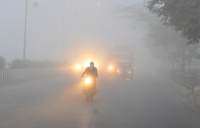 Commuters brave the dense fog as visibility dips below 100 metres at 7am in Indore on Tuesday. (Shankar Mourya/HT photo) Commuters brave the dense fog as visibility dips below 100 metres at 7am in Indore on Tuesday. (Shankar Mourya/HT photo)