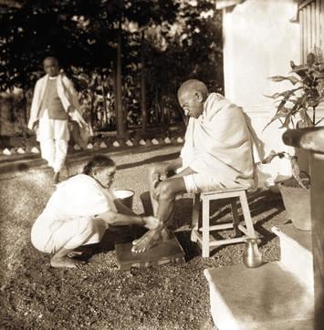 Bardoli, 1939: Kasturba washing Mahatma Gandhi’s feet. Sardar Patel is seen behind. (Photo courtesy: Kanu Gandhi/©The Estate of Kanu Gandhi) Bardoli, 1939: Kasturba washing Mahatma Gandhi’s feet. Sardar Patel is seen behind. (Photo courtesy: Kanu Gandhi/©The Estate of Kanu Gandhi)