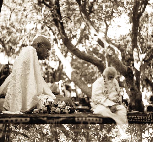 Shantiniketan, 1940: Mahatma Gandhi with Rabindranath Tagore. (Photo courtesy: Kanu Gandhi/©The Estate of Kanu Gandhi) Shantiniketan, 1940: Mahatma Gandhi with Rabindranath Tagore. (Photo courtesy: Kanu Gandhi/©The Estate of Kanu Gandhi)