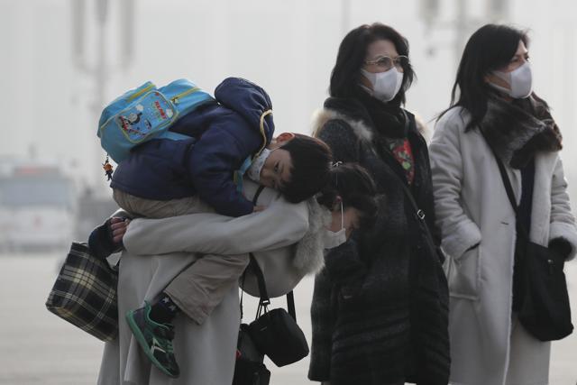 A group of tourists wear protection masks as they visit Tiananmen Square blanketed by heavy smog in Beijing, Wednesday, January 4, 2017. (AP Photo) A group of tourists wear protection masks as they visit Tiananmen Square blanketed by heavy smog in Beijing, Wednesday, January 4, 2017. (AP Photo)