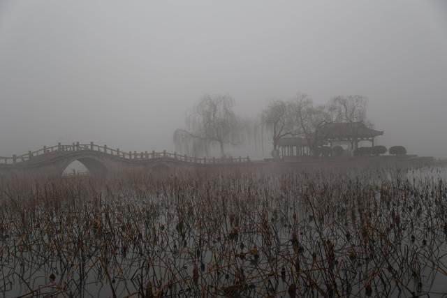 Heavy smog is seen during a polluted day at the Daming Lake in Jinan, Shandong province, January 5, 2017. (REUTERS) Heavy smog is seen during a polluted day at the Daming Lake in Jinan, Shandong province, January 5, 2017. (REUTERS)
