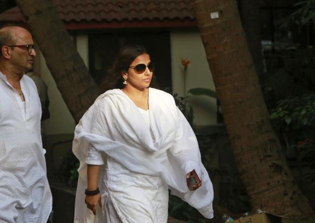 Actor Vidya Balan arrives for the funeral of Om Puri in Mumbai on Friday. (AP) Actor Vidya Balan arrives for the funeral of Om Puri in Mumbai on Friday. (AP)
