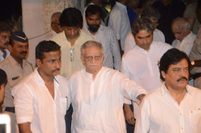 Lyricist Gulzar at the funeral of actor Om Puri in Mumbai (IANS) Lyricist Gulzar at the funeral of actor Om Puri in Mumbai (IANS)