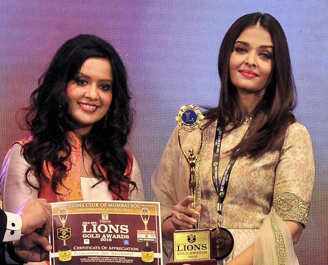 Aishwarya Rai with Maharashtra Chief Minister Devendra Fadnavis's wife Amruta Fadnavis. (PTI)