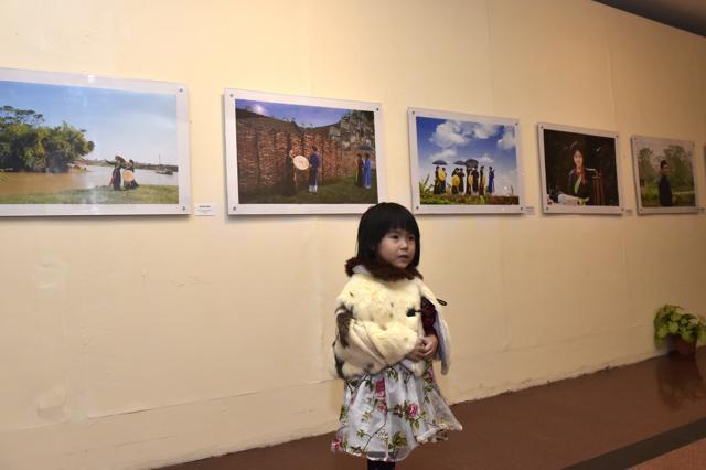 Works of 20 artists are on display at the exhibition. (Arvind Yadav / HT ) Works of 20 artists are on display at the exhibition. (Arvind Yadav / HT )