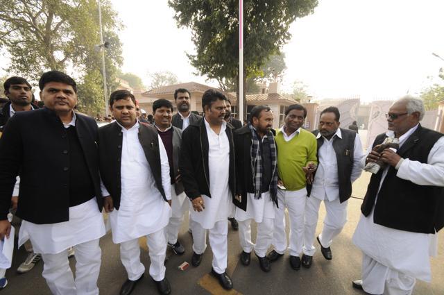 MLAs of the Akhilesh camp after meeting CM Akhilesh Yadav at his 5 Kalidas Marg residence in Lucknow. (Ashok Dutta/HT Photo) MLAs of the Akhilesh camp after meeting CM Akhilesh Yadav at his 5 Kalidas Marg residence in Lucknow. (Ashok Dutta/HT Photo)