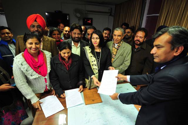 Congress candidate Gurbax Rawat presenting her nomination paper to joint commissioner Manoj Khatri for mayor’s seat at the municipal corporation office in Sector 17, Chandigarh, on Saturday. (Karun Sharma/HT photo) Congress candidate Gurbax Rawat presenting her nomination paper to joint commissioner Manoj Khatri for mayor’s seat at the municipal corporation office in Sector 17, Chandigarh, on Saturday. (Karun Sharma/HT photo)